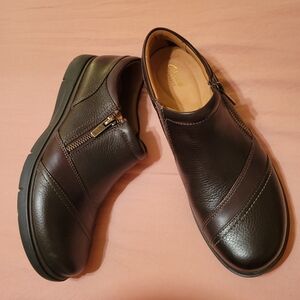 Clarks Dark Brown Leather Women's Zipper Slip Ons size 8.5